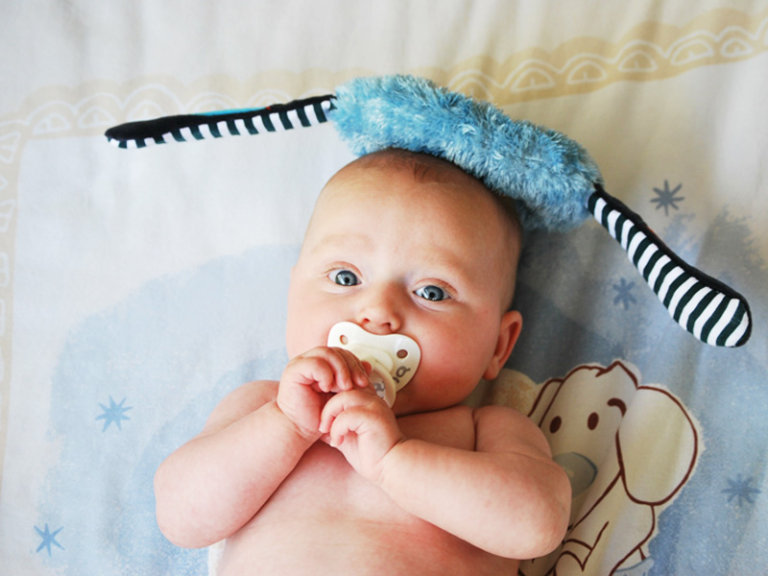 Advantages & Disadvantages of Using A Baby Pacifier